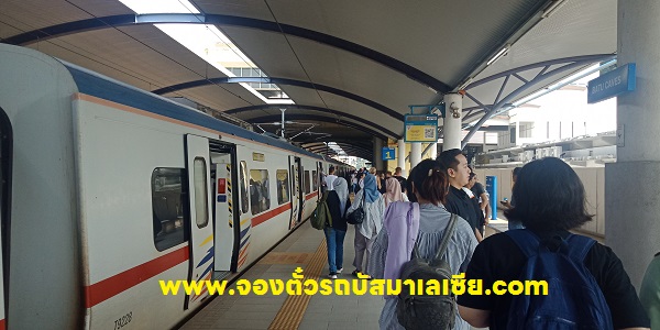 ลงรถไฟที่สถานี Batu Cave